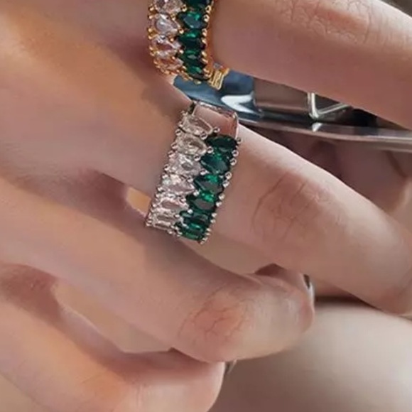 STERLING SILVER GREEN ADJUSTABLE RING, CUTE RING, SHINY RING. - Picture 3 of 4